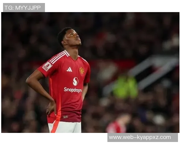 奥比马丁随曼联一线队训练舍什科受伤或为他创造机会